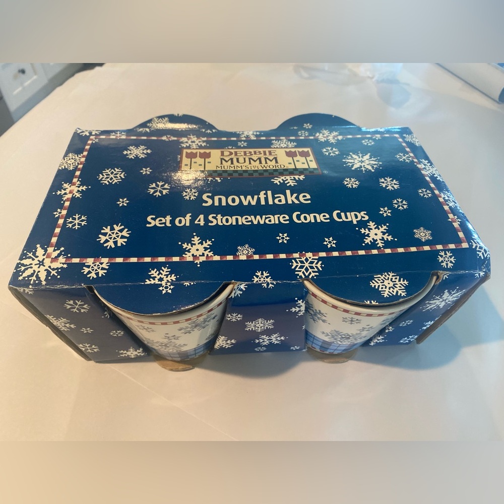 Snowflake Set of 4 (Blue/White) Sakura Debbie Mumm Snowflake Holiday Mugs NIB